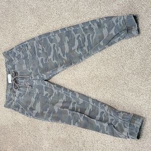 Cloth & Stone camo joggers size Small.